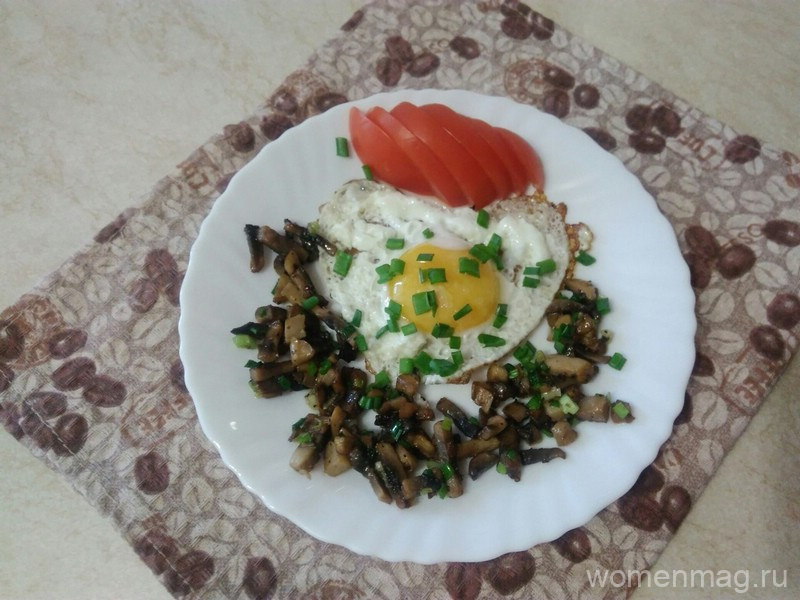 Глазунья с зеленью и грибами в домашних условиях: рецепт с фото пошагово