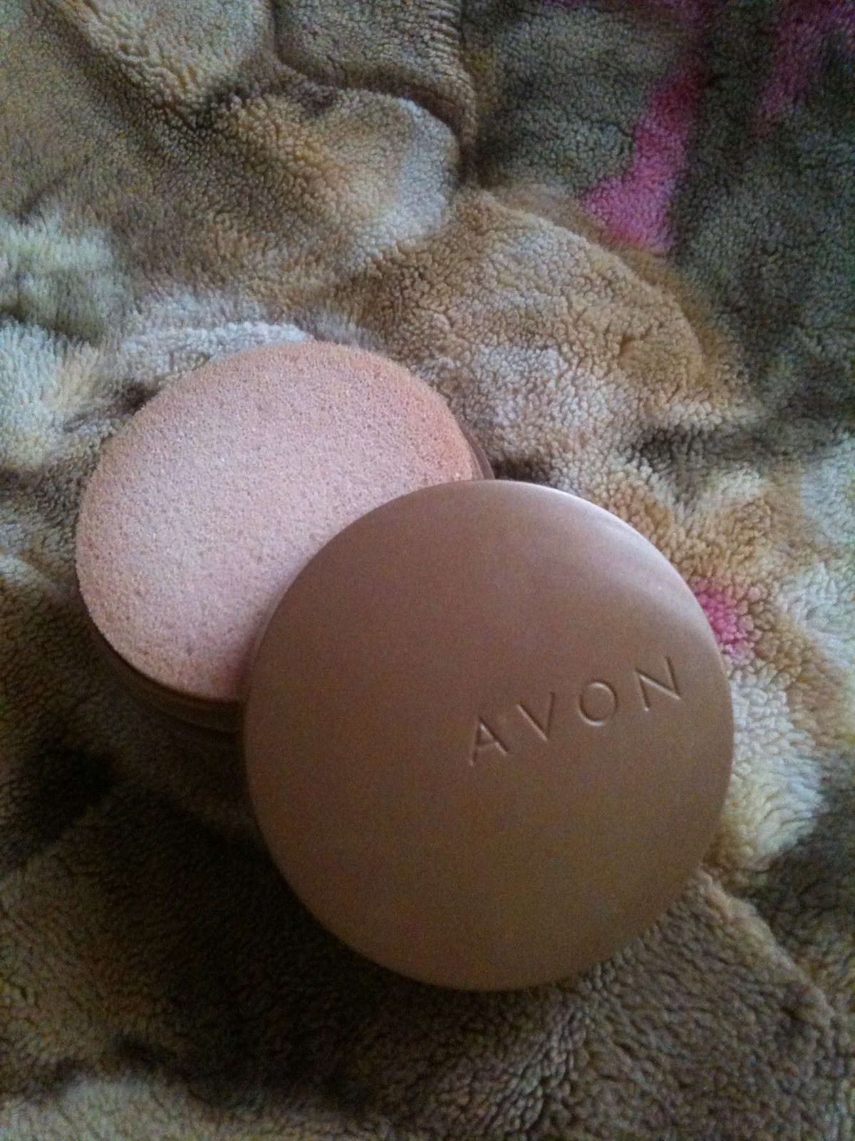 Румяна Avon.