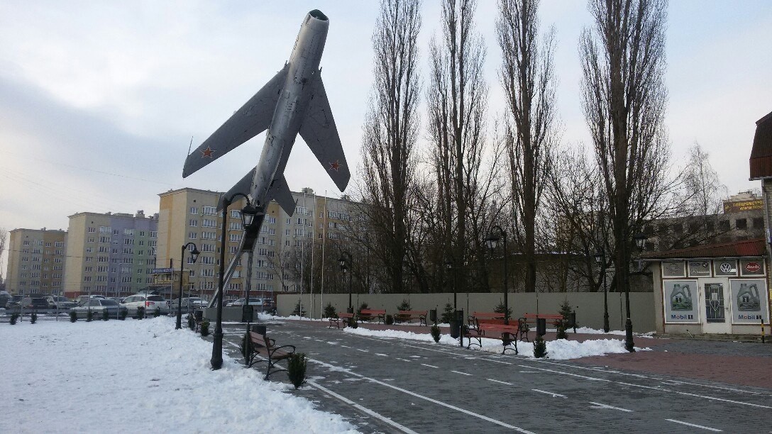 МиГ-19 и памятный знак выпускникам КВАТУ, погибшим в Афганистане, на улице Борзова в Калининграде МиГ-19 и памятный знак выпускникам КВАТУ, погибшим в Афганистане, на улице Борзова в Калининграде