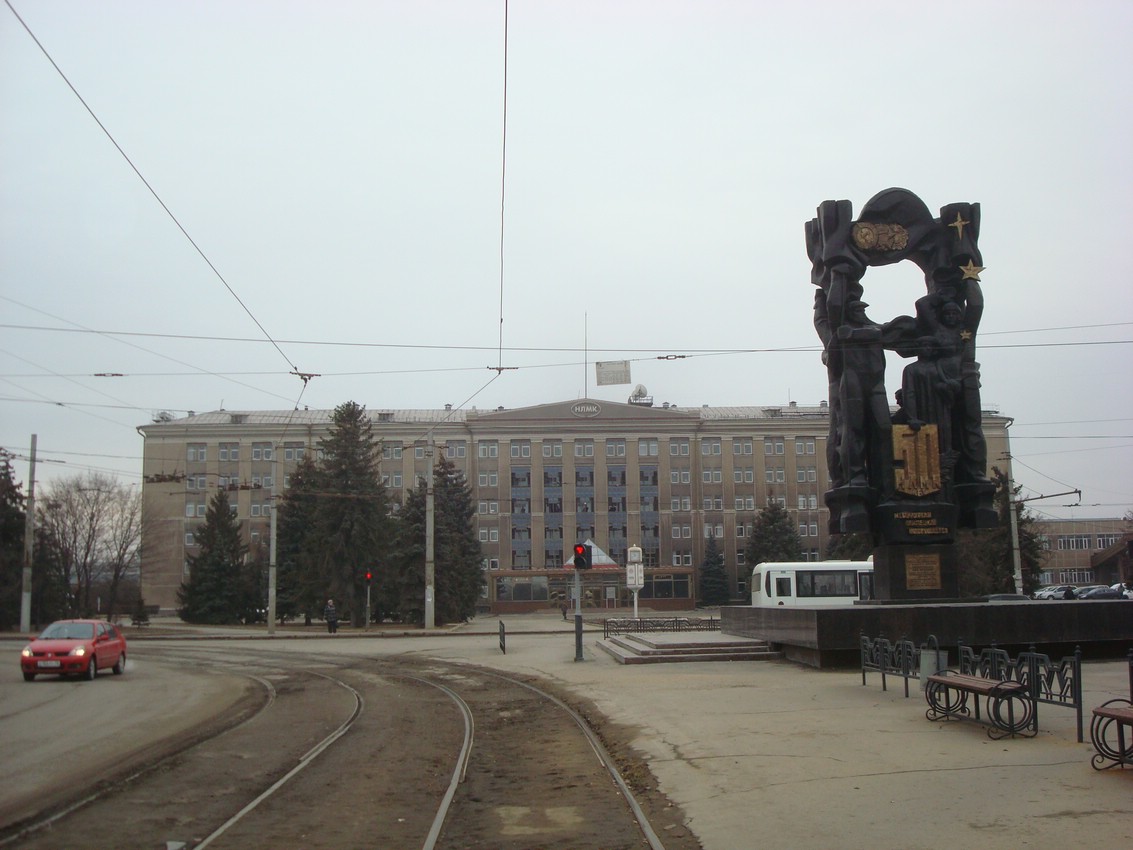 Площадь металлургов липецк. Новолипецкий металлургический комбинат, Липецк, площадь Металлургов. Памятник металлургам Липецк. Проходные НЛМК Липецк. Памятник у проходных НЛМК Липецк.