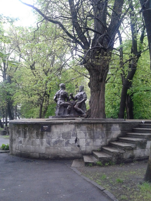 Скульптурная композиция «Дед и Внук» во Владикавказе Скульптурная композиция «Дед и Внук» во Владикавказе