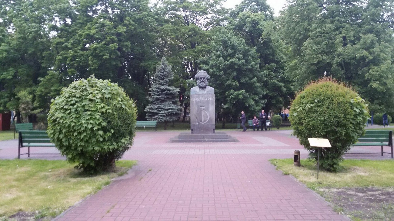 Сквер у памятника Карлу Марксу в Калининграде Сквер у памятника Карлу Марксу в Калининграде