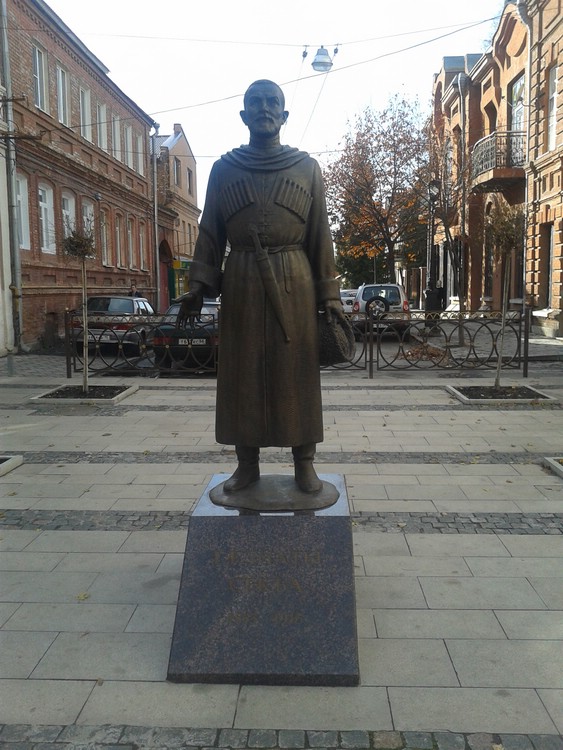 Памятник Сека Гадиеву во Владикавказе Памятник Сека Гадиеву во Владикавказе