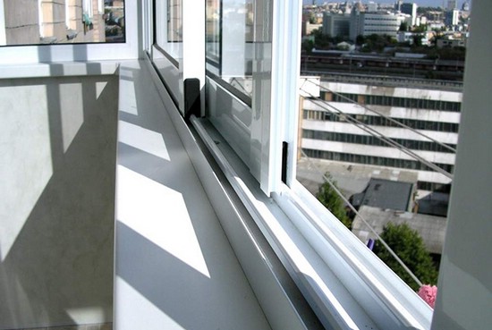 Как сэкономить при остеклении балкона