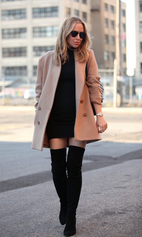 Черные сапоги и светлое пальто