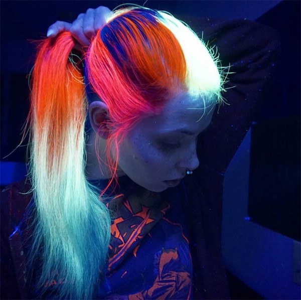 Светящиеся в темноте неоновые волосы (фото)