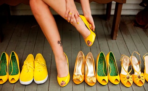 С чем носить желтые туфли: идеи образов