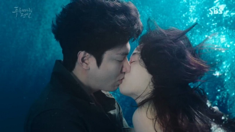 Поцелуй Ли Мин Хо и Чон Чжи Хён под водой в дораме Легенда синего моря