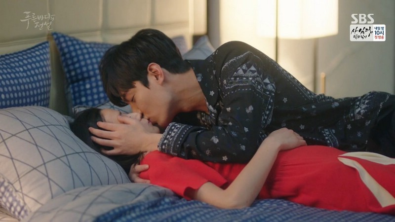 Поцелуй Ли Мин Хо и Чон Чжи Хён на кровати в сериале Легенда синего моря