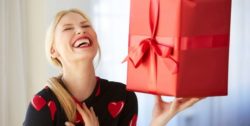 Как выбрать подарок для женщины на день рождения: советы экспертов