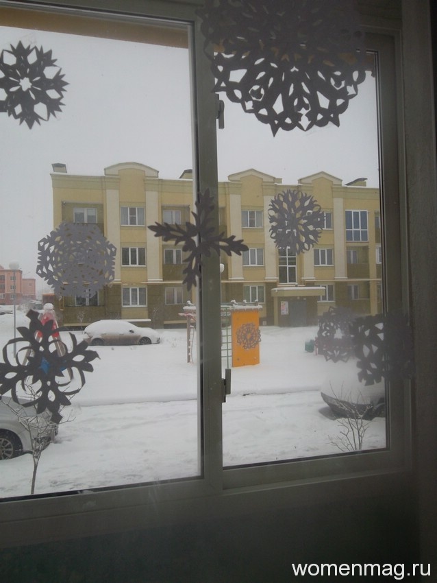 Бумажные и вязанные снежинки