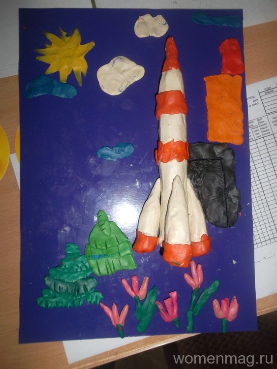 Ракета из пластилина пошагово. Ракета из пластилина. Космос из пластилина. Космос с ракетой из пластилина. Ракета в космосе Пластилиновая.