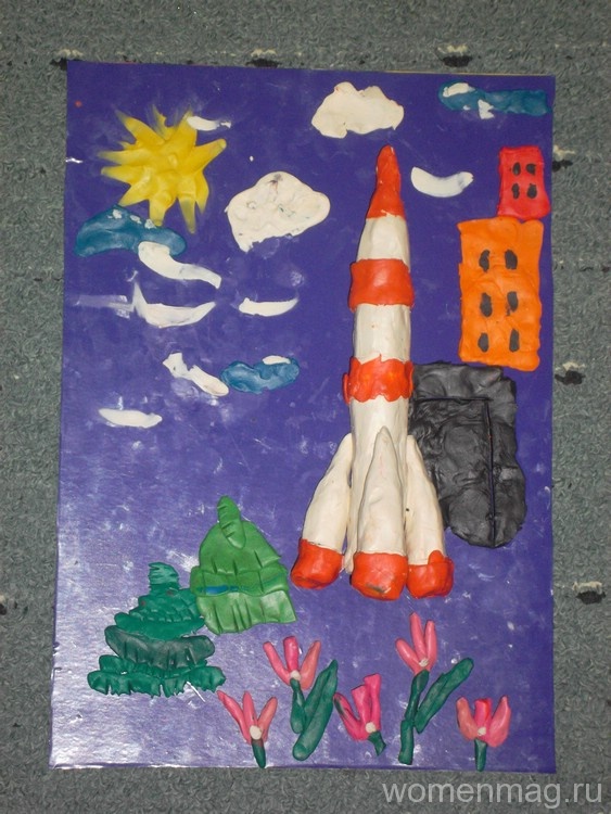 День космонавтики из воздушного пластилина. Ракета в космосе пластилинография. Из пластилина на тему космос. Поделка из пластилина на день космоса.