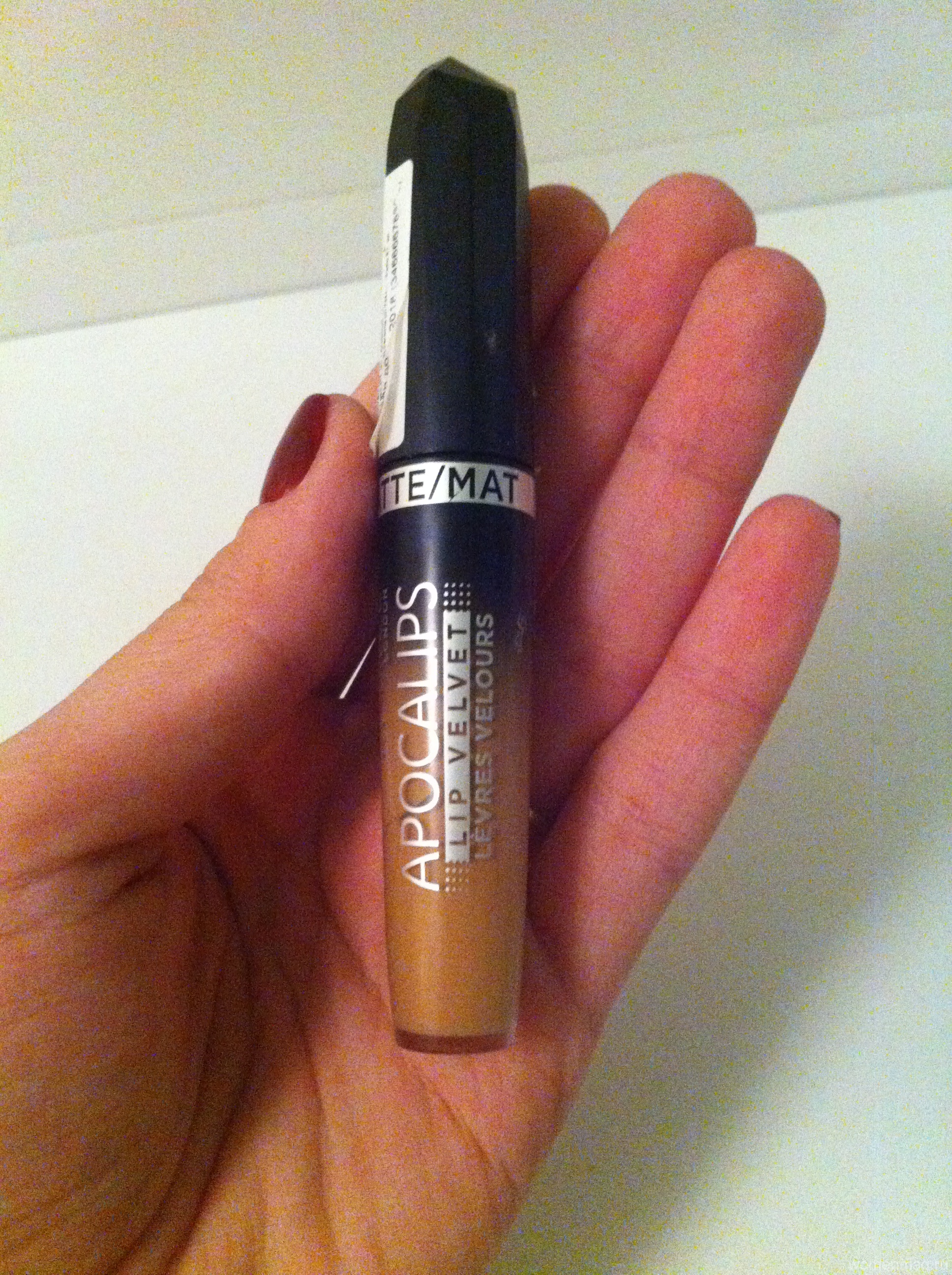 Матовый блеск Apocalips Matte Lip Velvet от Rimmel