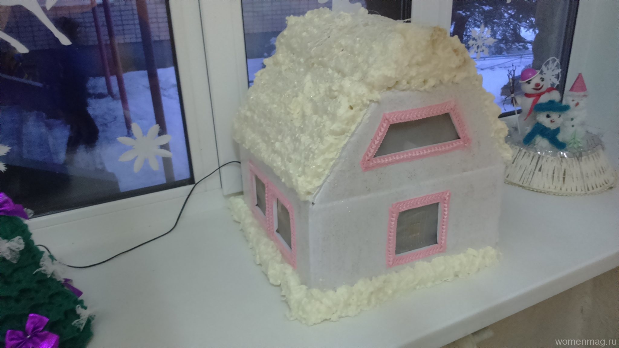 Домик из коробки с гирляндой