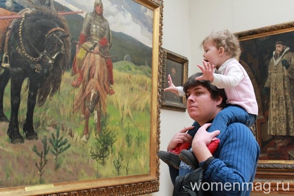 ребенок с папой в картинной галерее