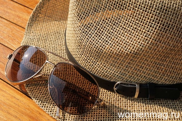 очки для защиты от солнца и пляжная шляпа