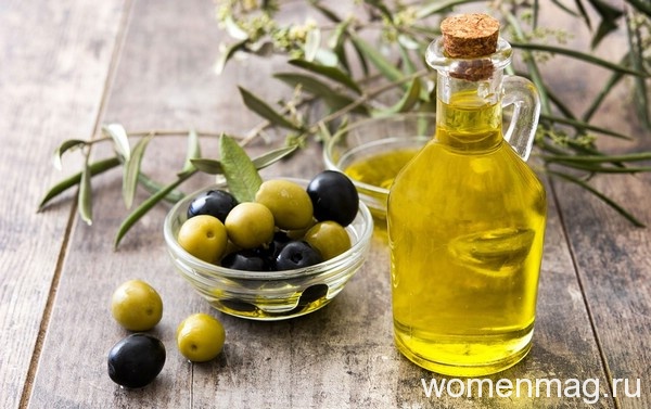 Оливки и оливковое масло в бутылке