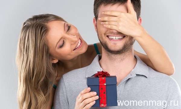 женщина дарит мужчине подарок