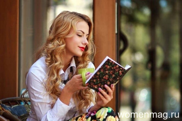 романтичная девушка с книгой