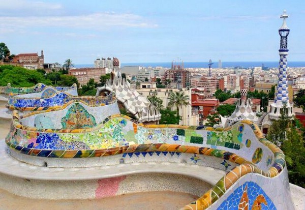 Самая длинная скамья в мире, построенная архитектором Гауди в Барселоне
